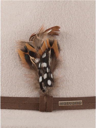 Burundy - Wollmütze mit Feder Burundy - Wollmütze mit Feder